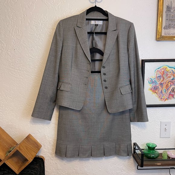 Tahari Jackets & Blazers - Tahari {8P] Gray 2 Piece Skirt Suit Blazer Set Professional/Business Attire